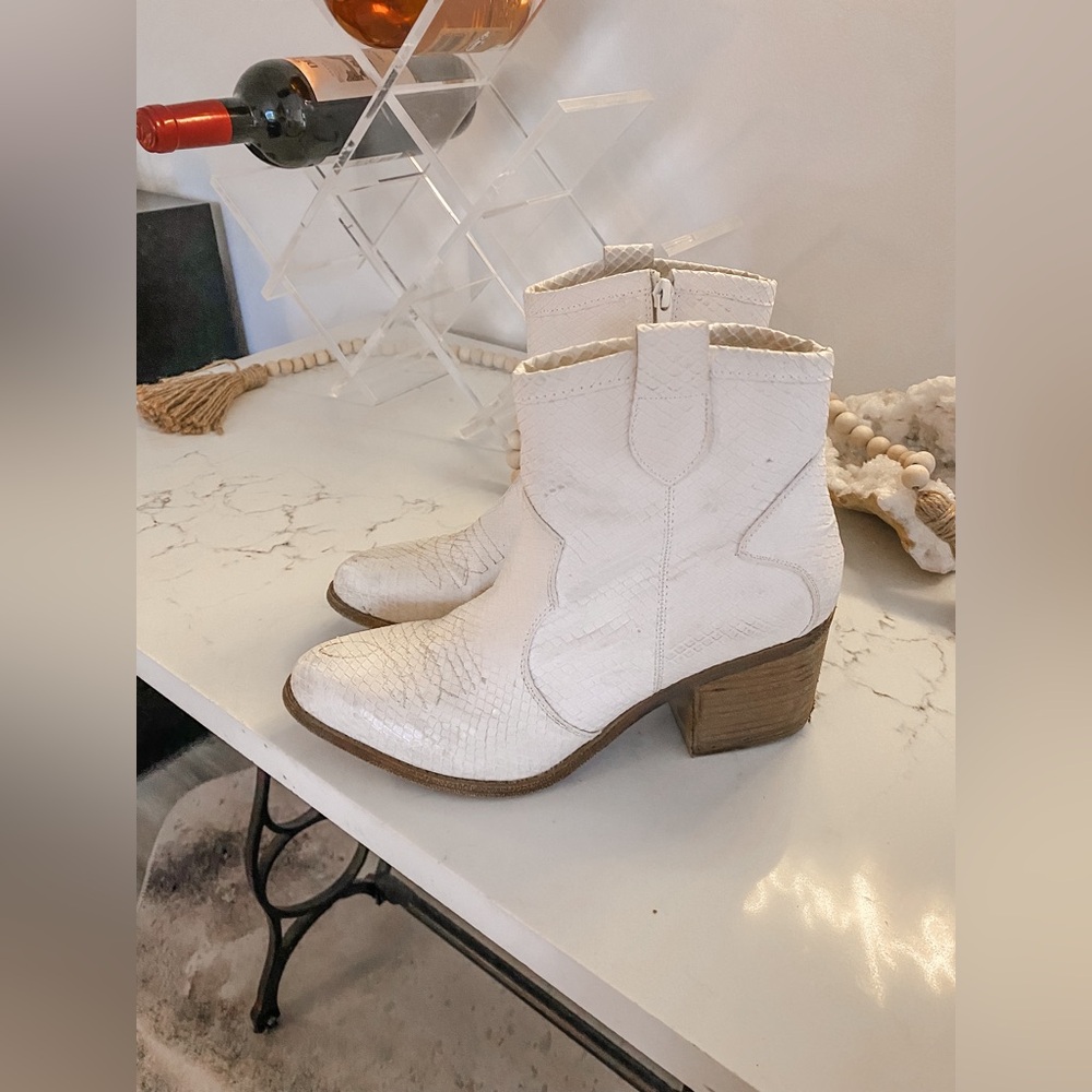 Chinese Laundry Cowboy Booties in Size 9